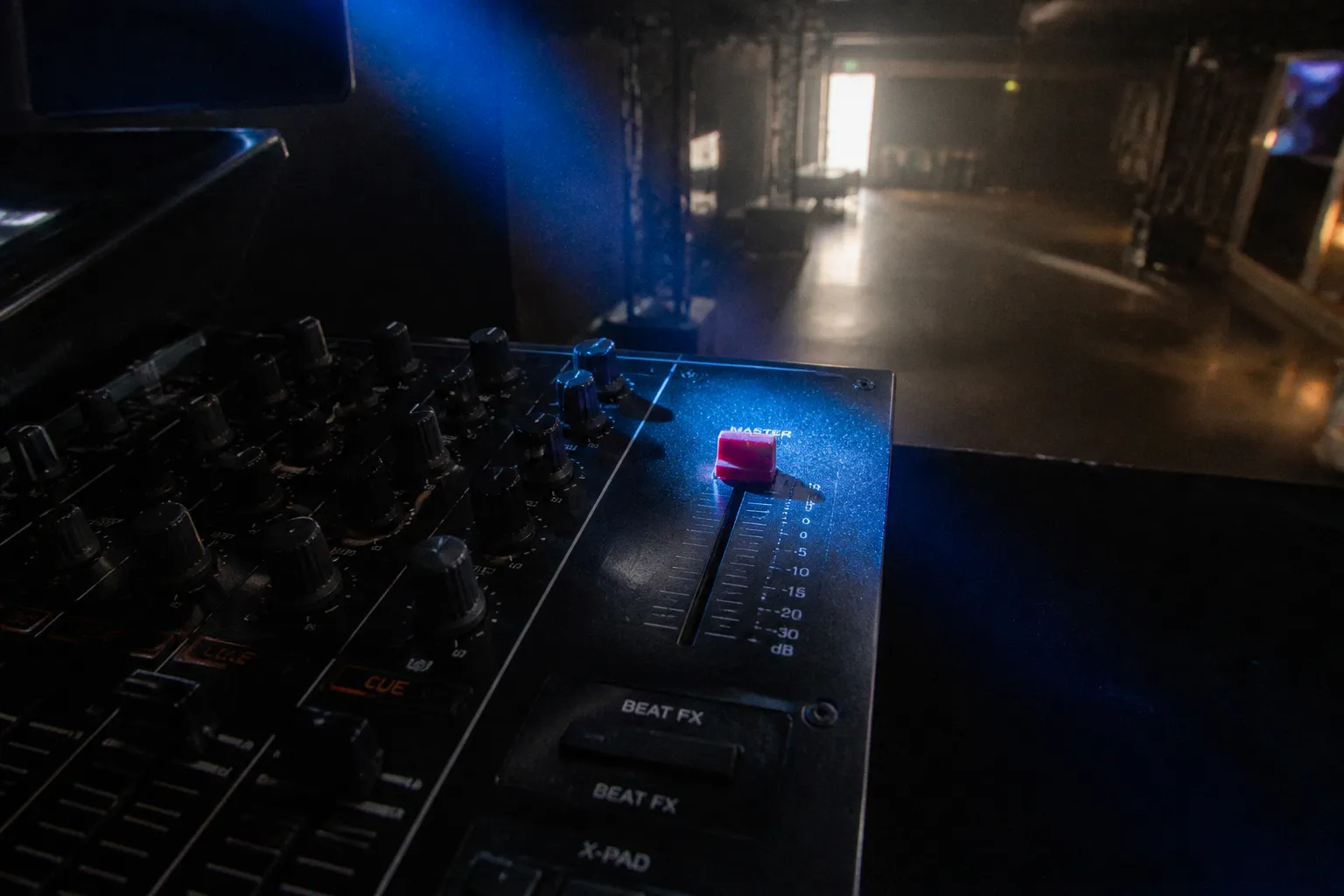 Closing en club techno : les secrets du set de fin de nuit