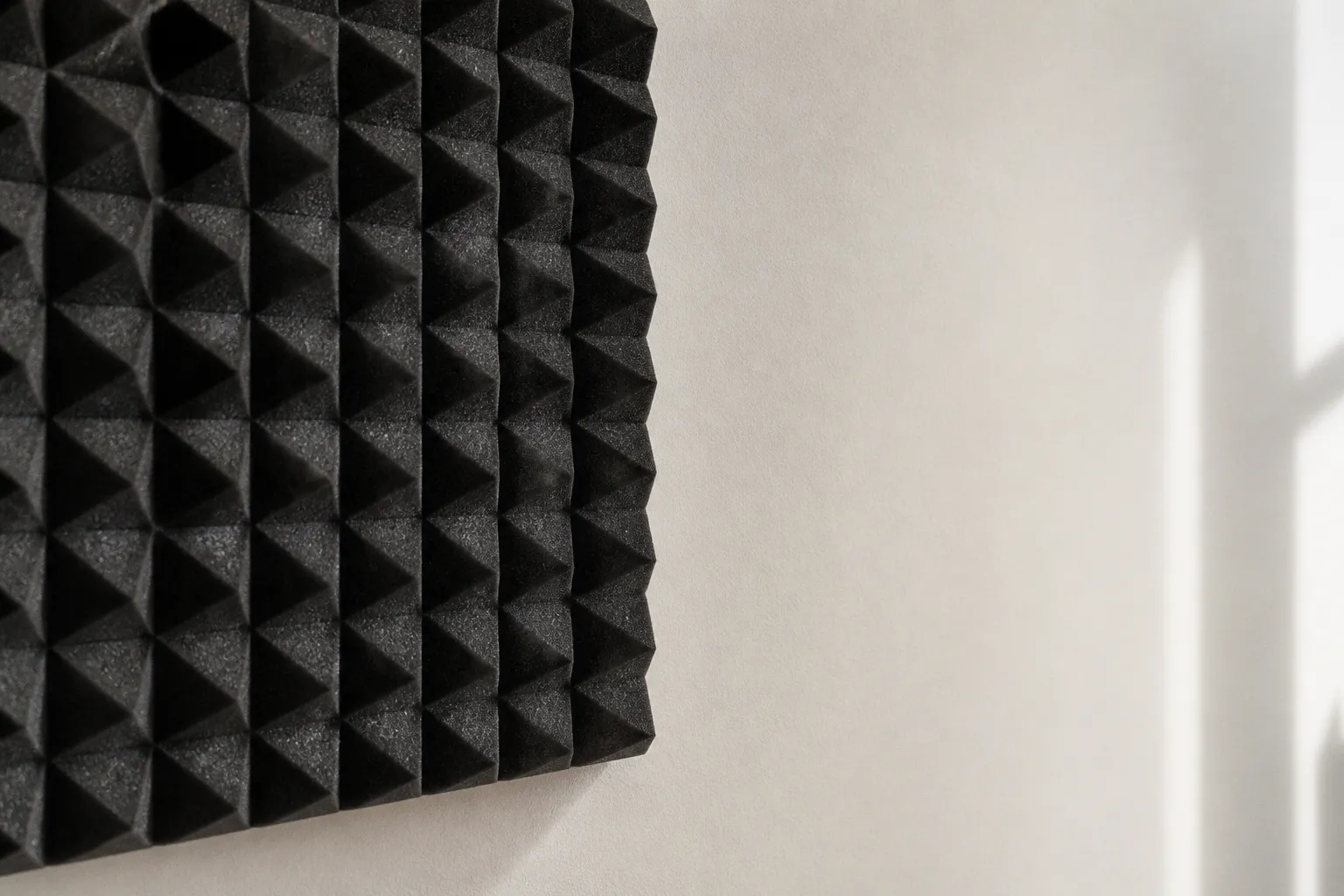 Correction acoustique : logiciel ou traitement physique ?