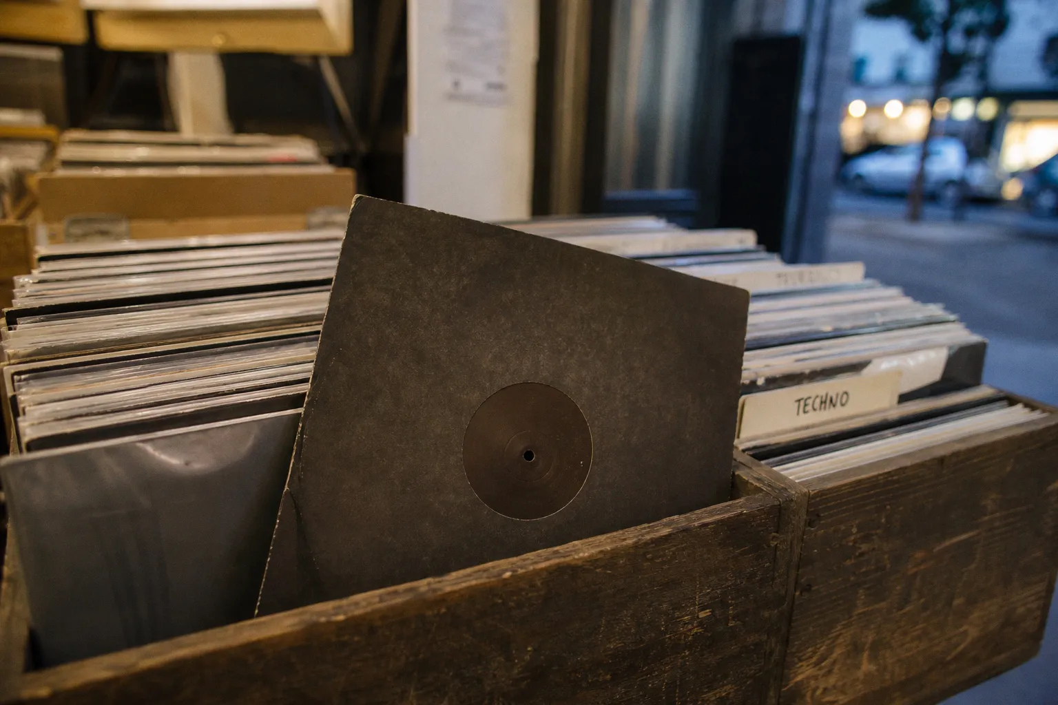 Digging sur Discogs : guide pour trouver des maxis techno rares