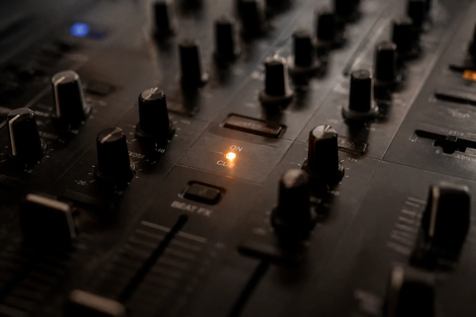 DJ résident : l'art invisible du warm-up en club