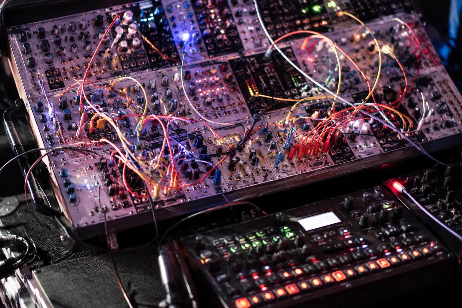 Live modulaire en club : au cœur du risque analogique