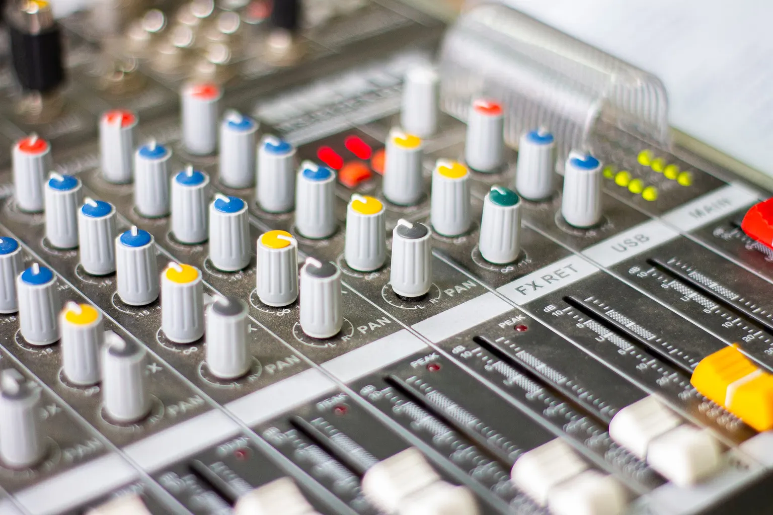 Podcasts techno : quelle plateforme choisir pour ses mix ?