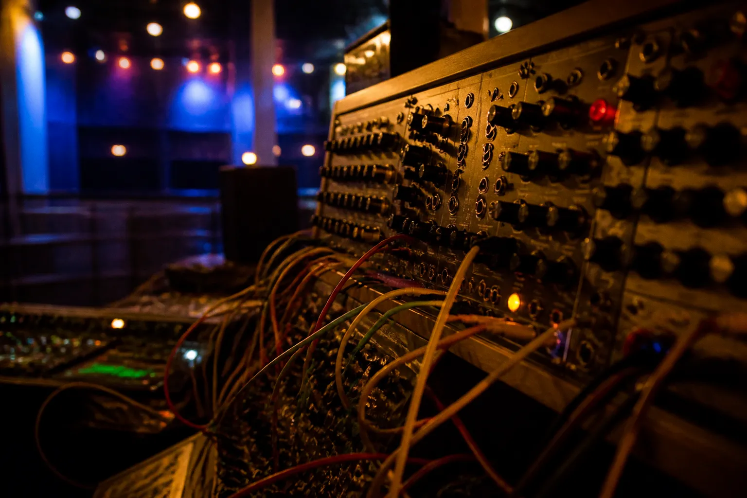Warm-up en club : l'art de préparer le dancefloor